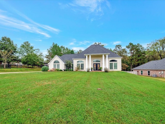 view of front of house with a front lawn