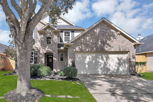 view of front of property featuring a front lawn