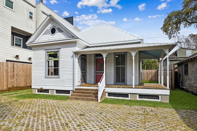 view of front of property featuring covered porch