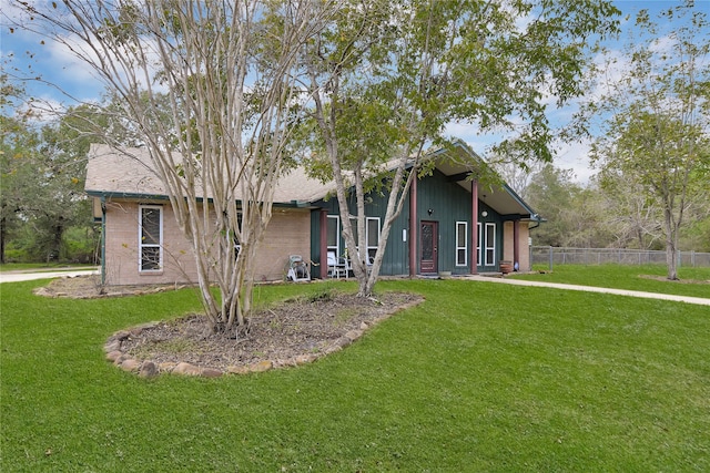 view of front of house featuring a front yard