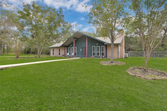 view of front of house featuring a front lawn