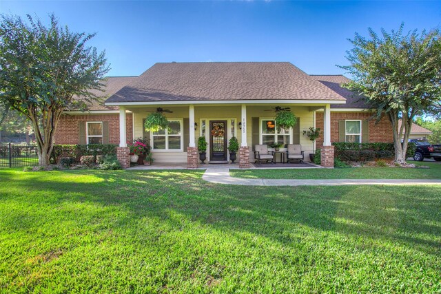 view of front of property featuring a front yard, a porch, and ceiling fan