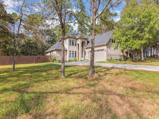 view of front facade featuring a front lawn