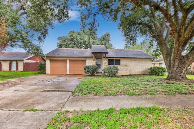 view of front of home featuring a front lawn and a garage