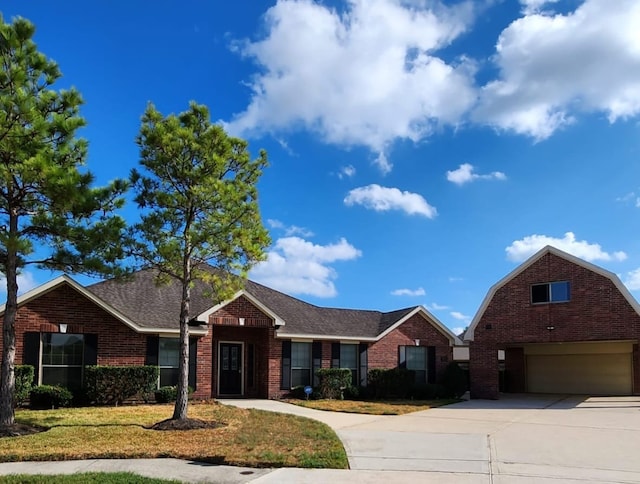 view of front facade featuring a garage and a front yard