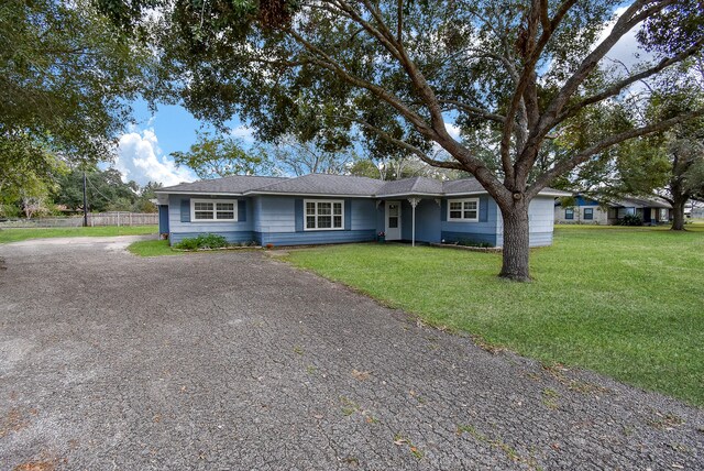 single story home with a front lawn