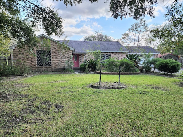 ranch-style house featuring a front yard