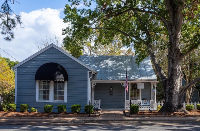 single story home with covered porch