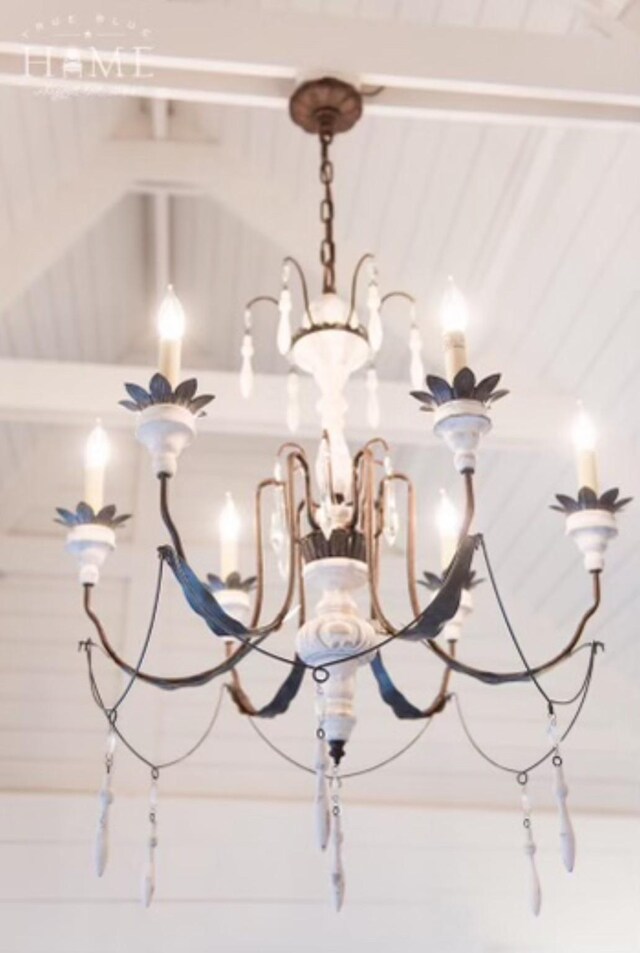 room details featuring a notable chandelier