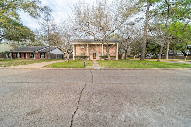 view of front facade featuring a front lawn