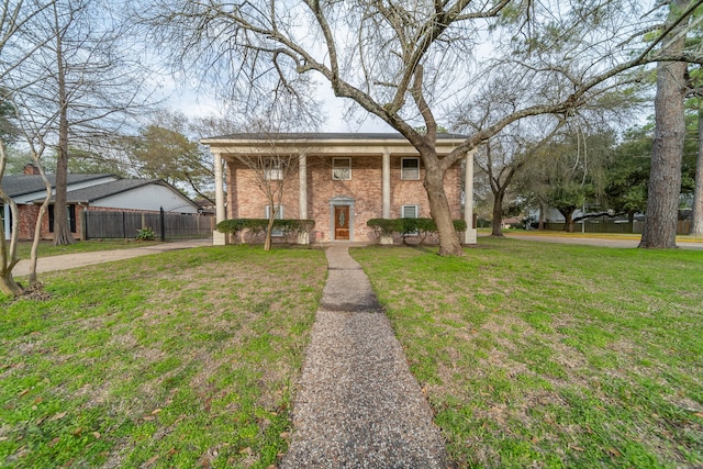 view of front of property featuring a front lawn