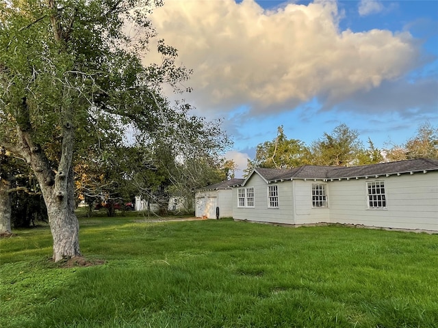 view of yard at dusk