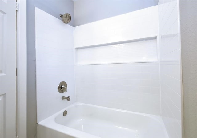 bathroom featuring tiled shower / bath combo