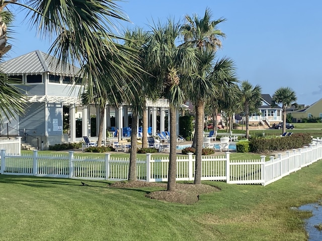 view of property's community featuring a lawn