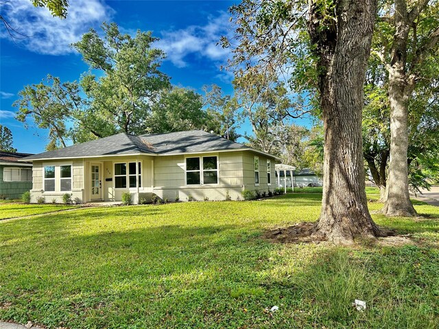 single story home featuring a front yard