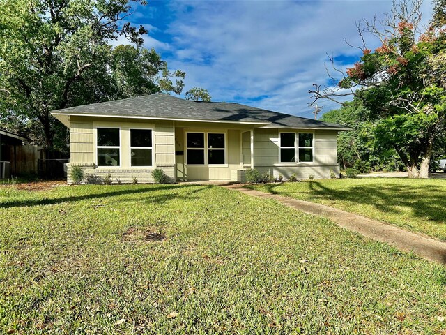 view of front of property with a front yard