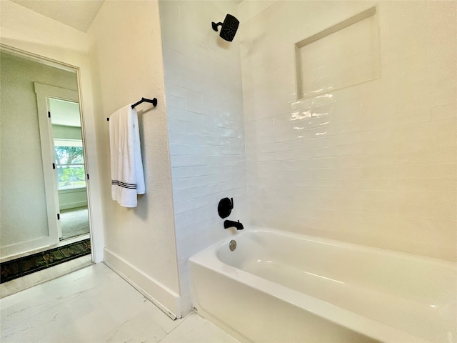 bathroom with tiled shower / bath