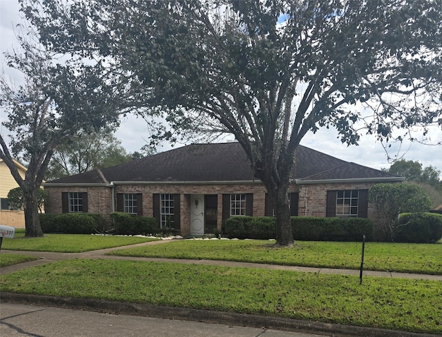 ranch-style house featuring a front lawn