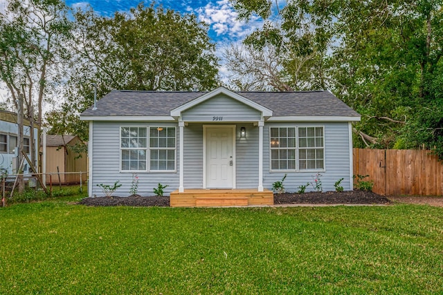 view of front of property featuring a front yard