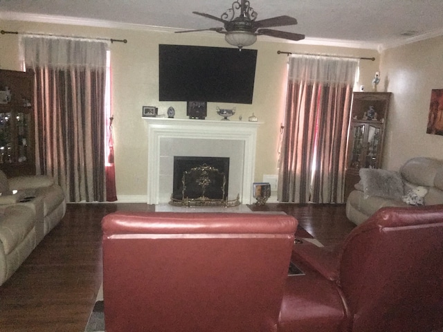 living room featuring ceiling fan, dark hardwood / wood-style floors, and crown molding