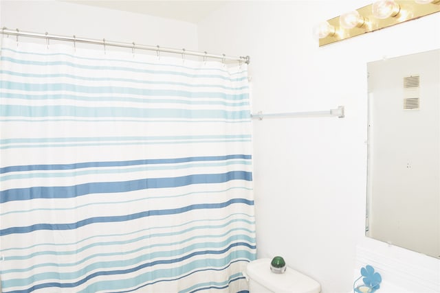 bathroom featuring a shower with shower curtain