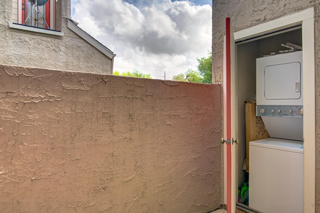 10855 Meadowglen Ln Unit 1112, Houston, TX 77042 - view of yard featuring stacked washing machine and dryer