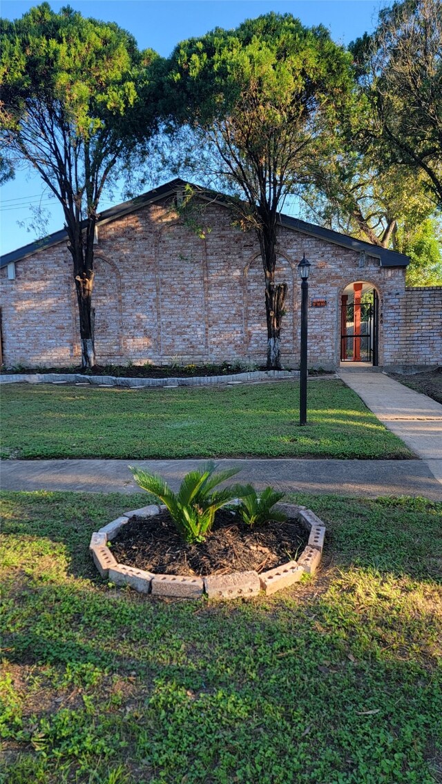 view of front of house featuring a front yard