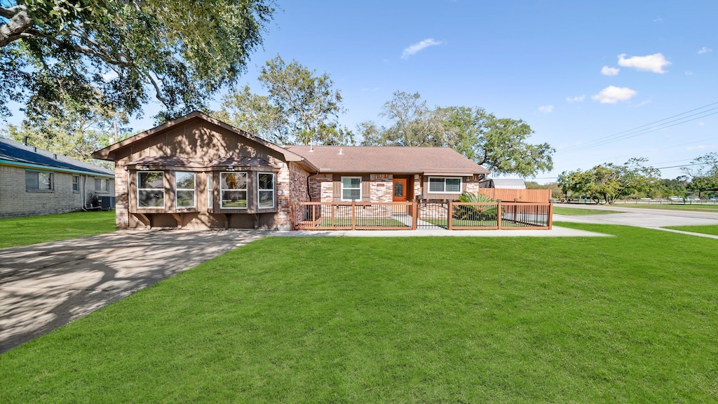 view of front facade with a front lawn