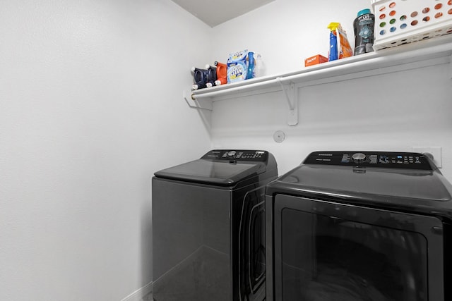 washroom featuring washing machine and clothes dryer