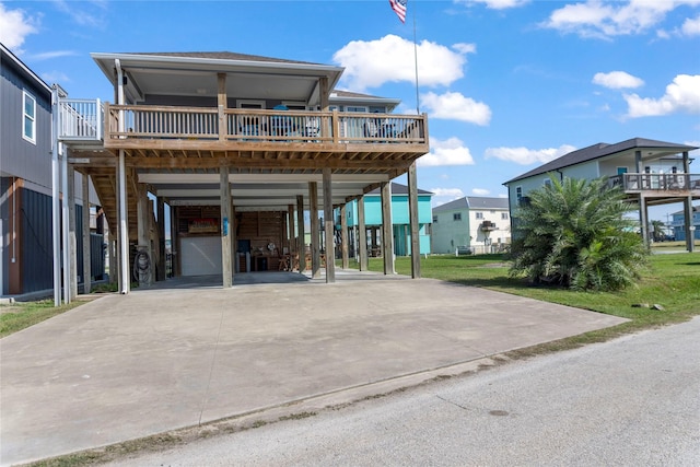 view of front of house with a carport and a front yard