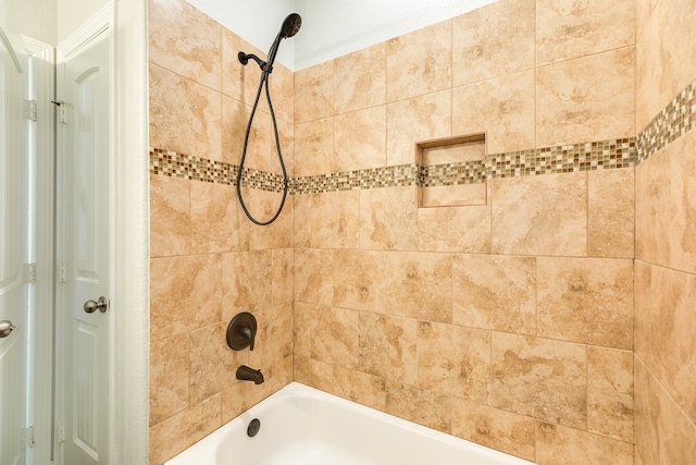 bathroom featuring tiled shower / bath combo