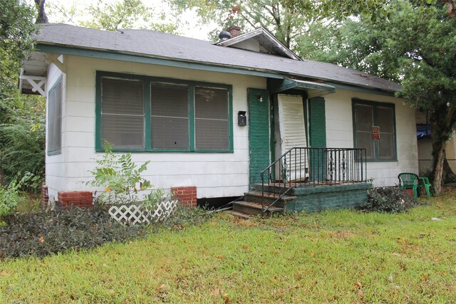 view of front of home featuring a front yard