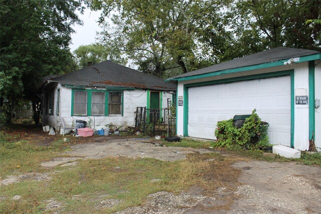 view of front facade featuring a garage and an outdoor structure