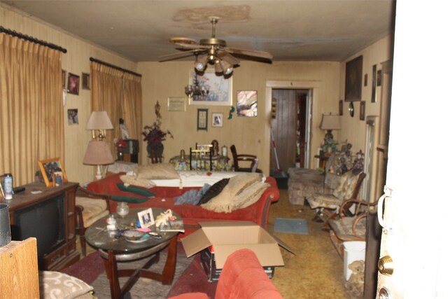 living room with carpet flooring and ceiling fan