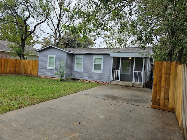 view of front of property featuring a front lawn