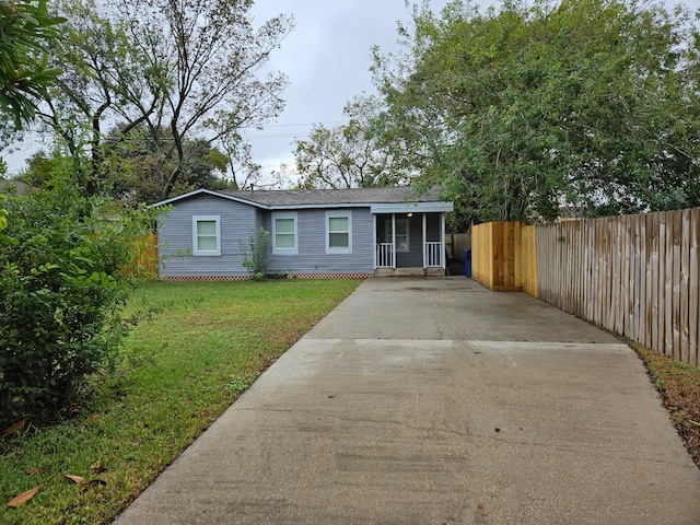 ranch-style house featuring a front yard