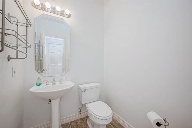 5031 Nolda St, Houston, TX 77007 - bathroom featuring baseboards and toilet