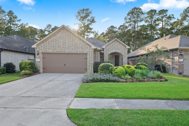 view of front facade with a garage and a front yard