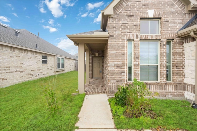 property entrance featuring a lawn