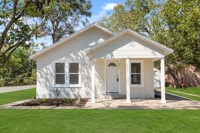 bungalow-style home featuring a front lawn