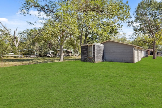 view of yard with an outbuilding