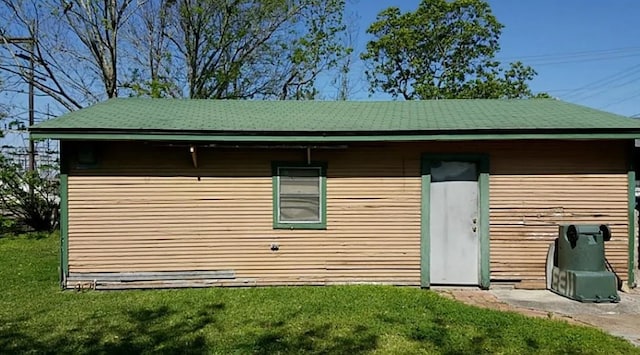 view of outdoor structure featuring a lawn