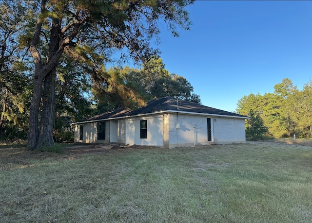 view of front of house featuring a front yard