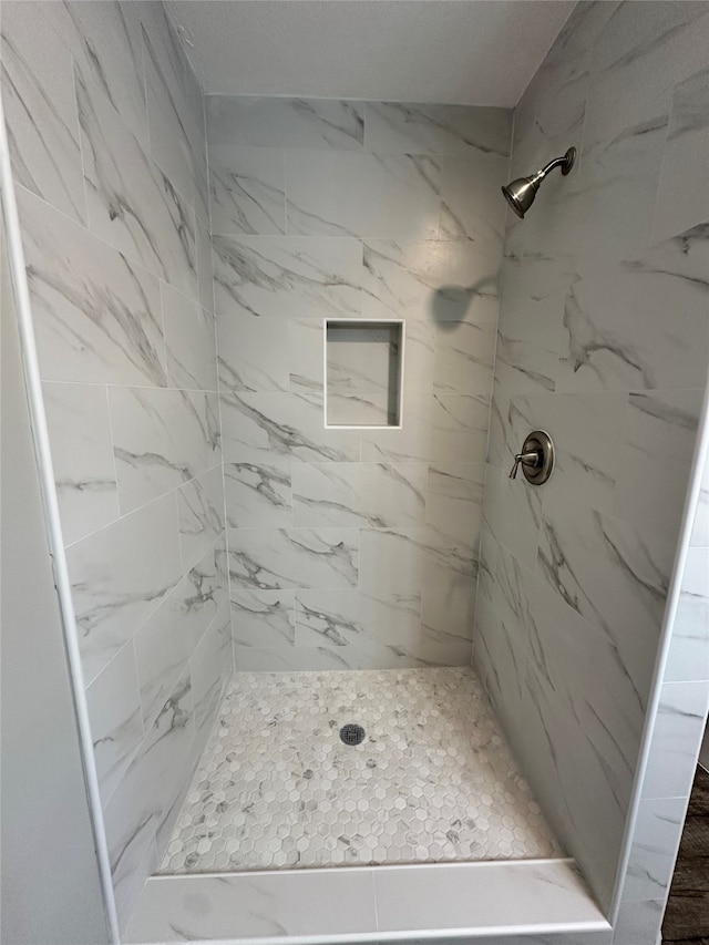 bathroom featuring a tile shower