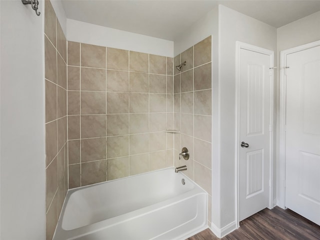 bathroom featuring tiled shower / bath and wood-type flooring