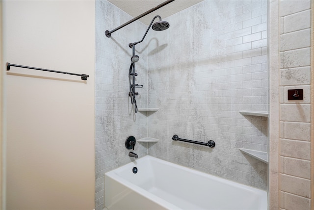 bathroom with tiled shower / bath