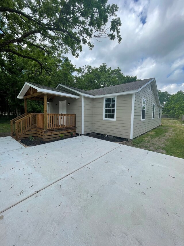 view of front of home featuring a wooden deck