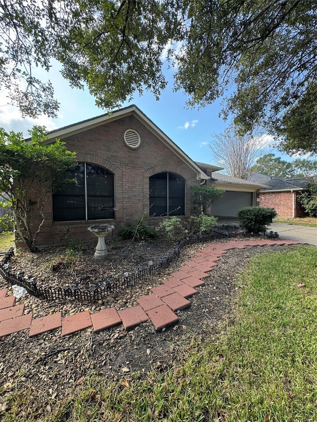 view of front of house featuring a garage and a front yard