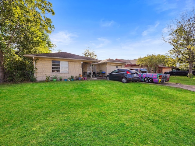 ranch-style house featuring a front yard