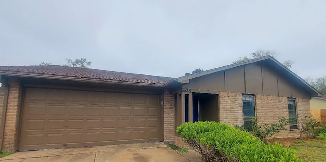 view of front facade featuring a garage